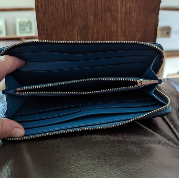 Coach Slim Accordion Zip leather Wallet. - Picture 6 of 7